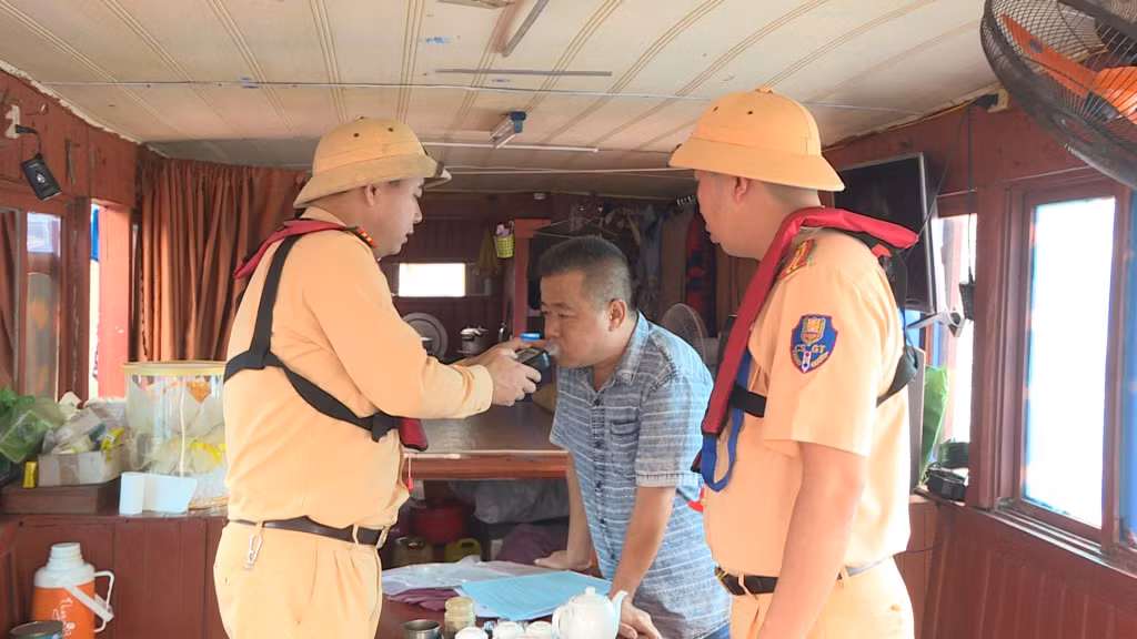 CSGT Công an TP Cẩm Phả kiểm tra nồng độ cồn người điều khiển phương tiện trên tuyến.
