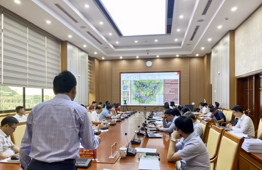 UBND Thành phố Hạ Long nghe tư vấn trình bày quy hoạch Khu bảo tồn văn hóa người Dao Thanh y xã Bằng Cả.