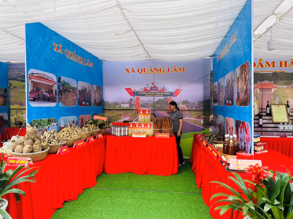 Gian hàng OCOP của hội viên phụ nữ xã Quảng Lâm tại Hội chợ OCOP huyện Đầm Hà (Tháng 2/2024).