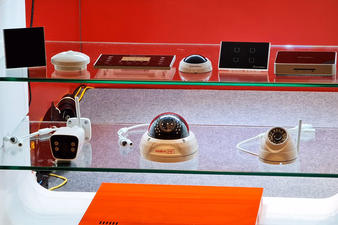 Một số thiết bị IoT Make in Viet Nam, trong đó có camera giám sát. Ảnh: Trọng Đạt