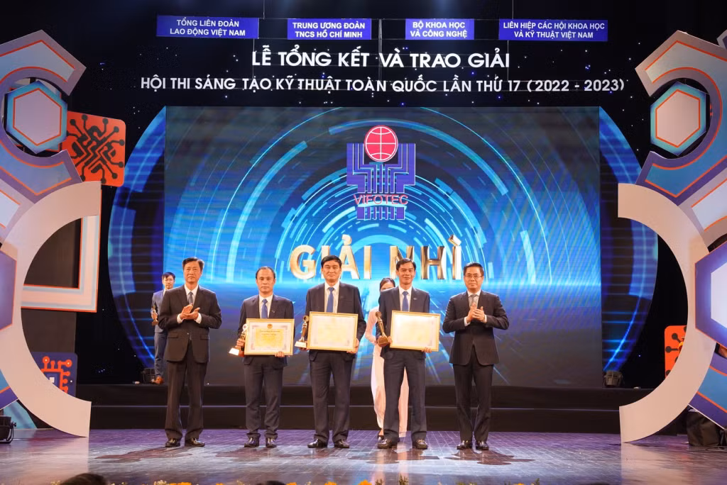 Giám đốc Công ty CP Than Vàng Danh Phạm Văn Minh (đứng giữa) nhận giải thưởng tại Hội thi Sáng tạo Kỹ thuật toàn quốc lần thứ 17 (2022-2023).
