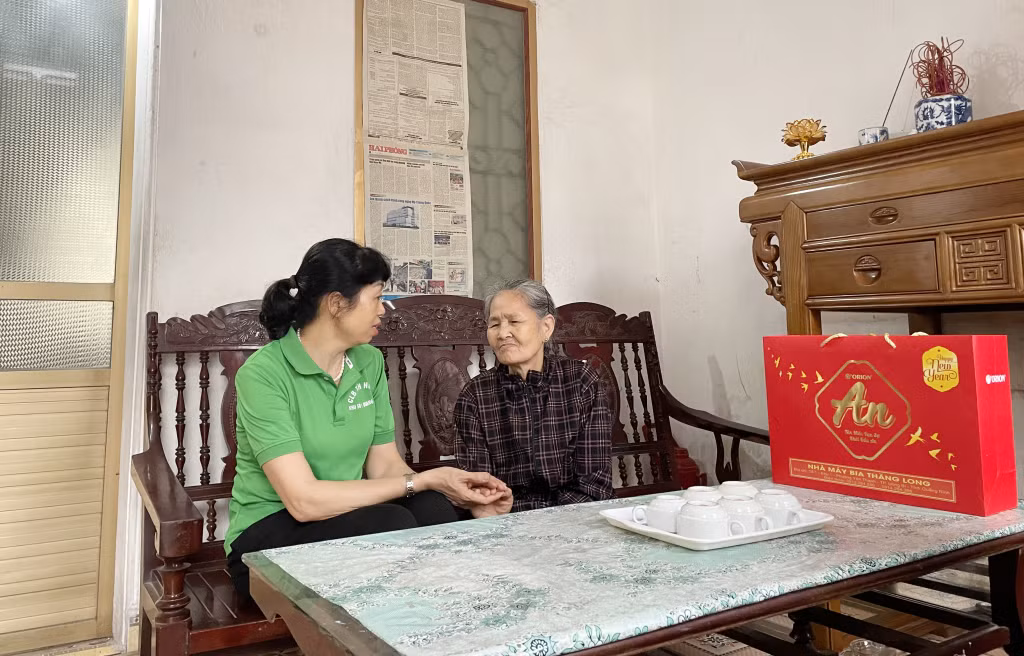 Đại diện Chi hội Phụ nữ khu 5B (phường Quang Trung, TP Uông Bí) thăm hỏi, tặng quà động viên hội viên phụ nữ có hoàn cảnh khó khăn trên địa bàn khu.