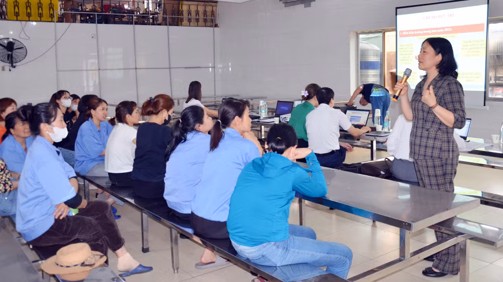 Cán bộ BHXH tỉnh giải đáp chính sách cho người lao động tại hội nghị tuyên truyền, đối thoại Luật BHXH, BHYT, BHTN tại KCN Cái Lân (TP Hạ Long) tháng 3/2024.