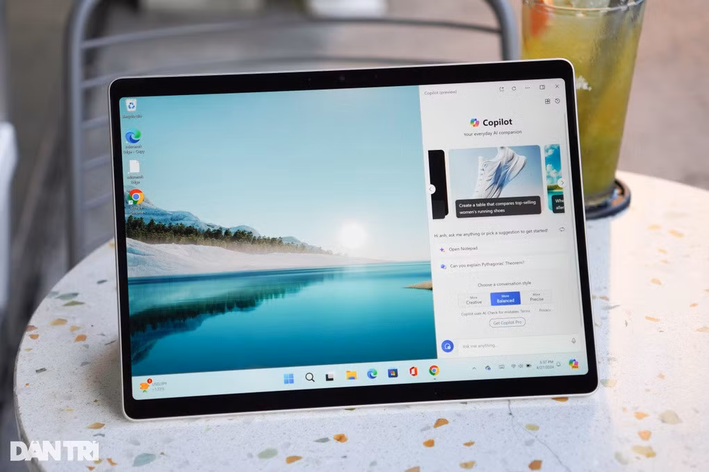 Surface Pro 10 được trang bị màn hình PixelSense Flow hỗ trợ cảm ứng với kích thước 13 inch, độ phân giải 2.880 x 1.920 pixel, tỷ lệ 3:2 cùng tần số quét 120Hz. Màn hình này có độ sáng cao hơn 33% so với thế hệ tiền nhiệm, giúp người dùng có thể dễ dàng sử dụng ở ngoài trời. Điểm hạn chế là hai cạnh viền trên dưới của máy vẫn còn tương đối dày.