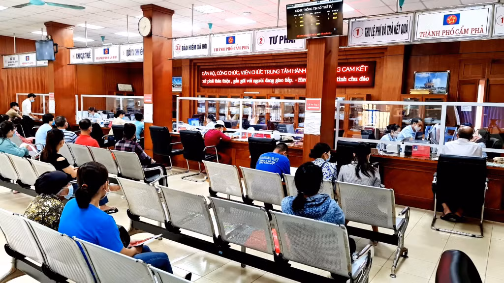 Trung tâm Hành chính công TP Cẩm Phả được trang bị đầy đủ cơ sở vật chất đáp ứng nhu cầu của người dân.
