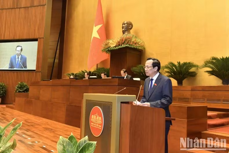 Bộ trưởng Lao động - Thương binh và Xã hội Đào Ngọc Dung, thừa ủy quyền của Thủ tướng Chính phủ trình bày Báo cáo kết quả thực hiện các mục tiêu quốc gia về bình đẳng giới năm 2023. (Ảnh: Đăng Khoa)