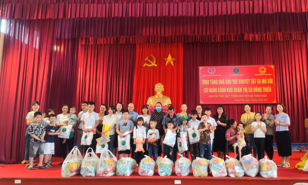 Lãnh đạo Hội Bảo trợ NKT và TMC tỉnh cùng Nhóm thiện nguyện Hà Thảo Mộc trao tặng quà cho người khuyết tật, trẻ mồ côi trên địa bàn thị xã Đông Triều.