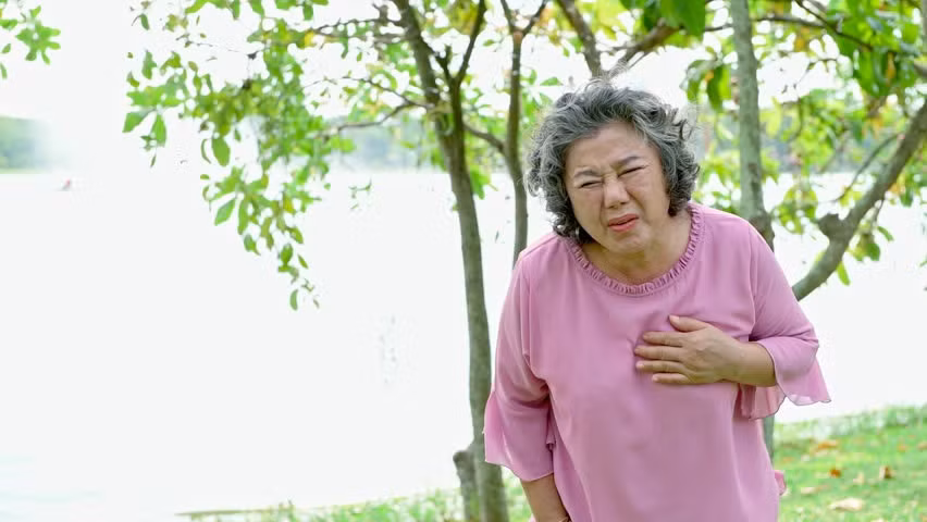 Khi gặp người bị đột quỵ do nhiệt, điều đầu tiên cần là phải nhanh chóng gọi cho cơ sở y tế gần nhất để được hỗ trợ cấp cứu (Ảnh: Internet)