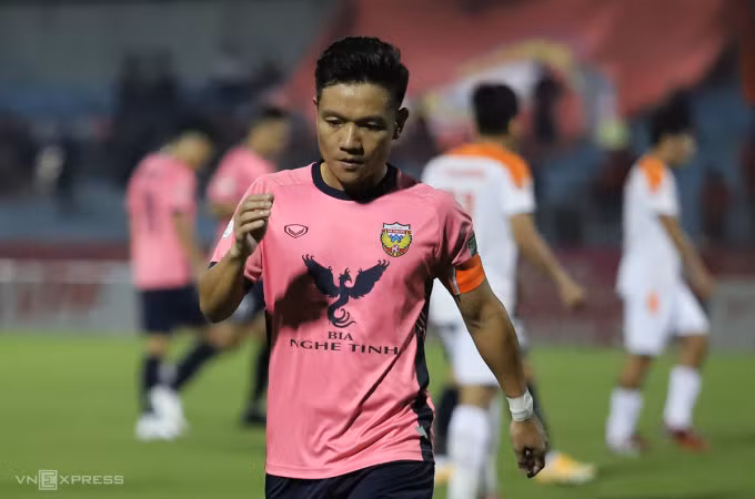 Cầu thủ Đinh Thanh Trung thi đấu vị trí tiền vệ, nhiều trận mang băng đội trưởng của Hà Tĩnh. Ảnh: Đức Hùng
