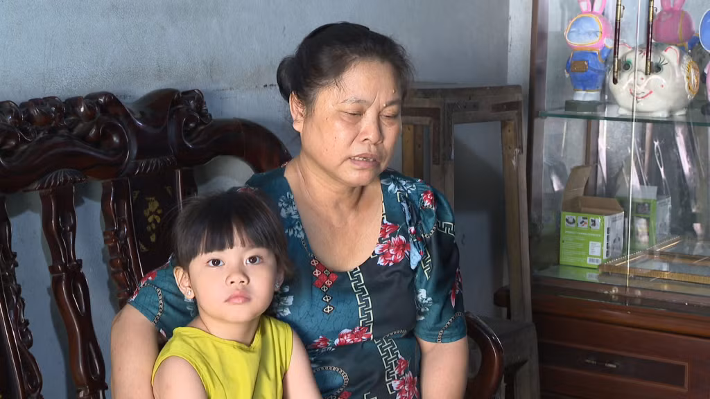 Nguyễn Phạm Quỳnh Anh (khu 2, phường Hà Trung, TP Hạ Long) cùng bà nội.