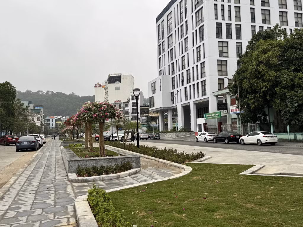 Tuyến mương Hải Phúc hiện đã được cải tạo thành bãi đỗ xe, hàng cây xanh.