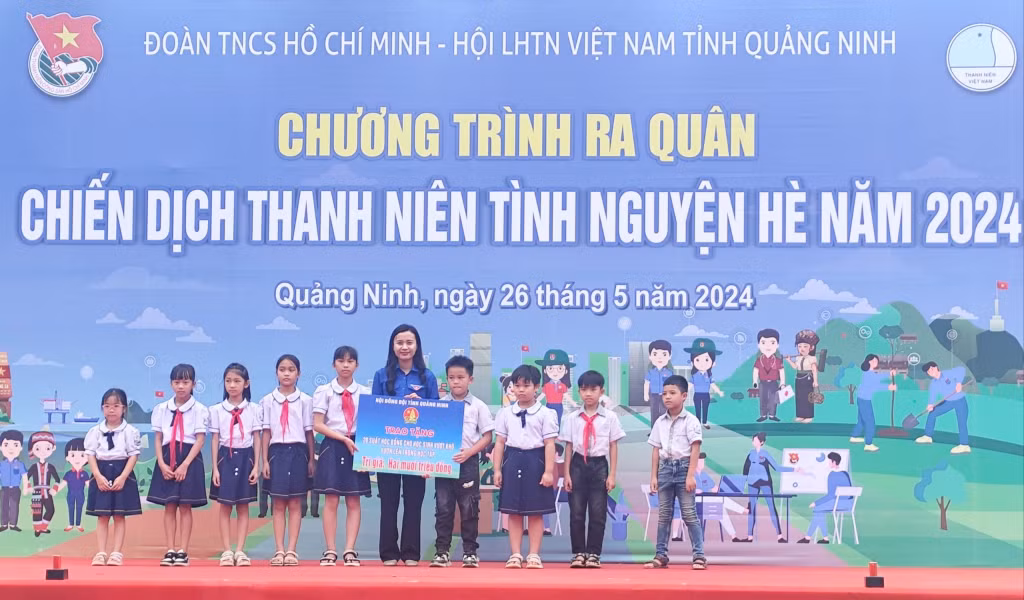 Đại biểu Tỉnh Đoàn tặng quà cho các em học sinh.