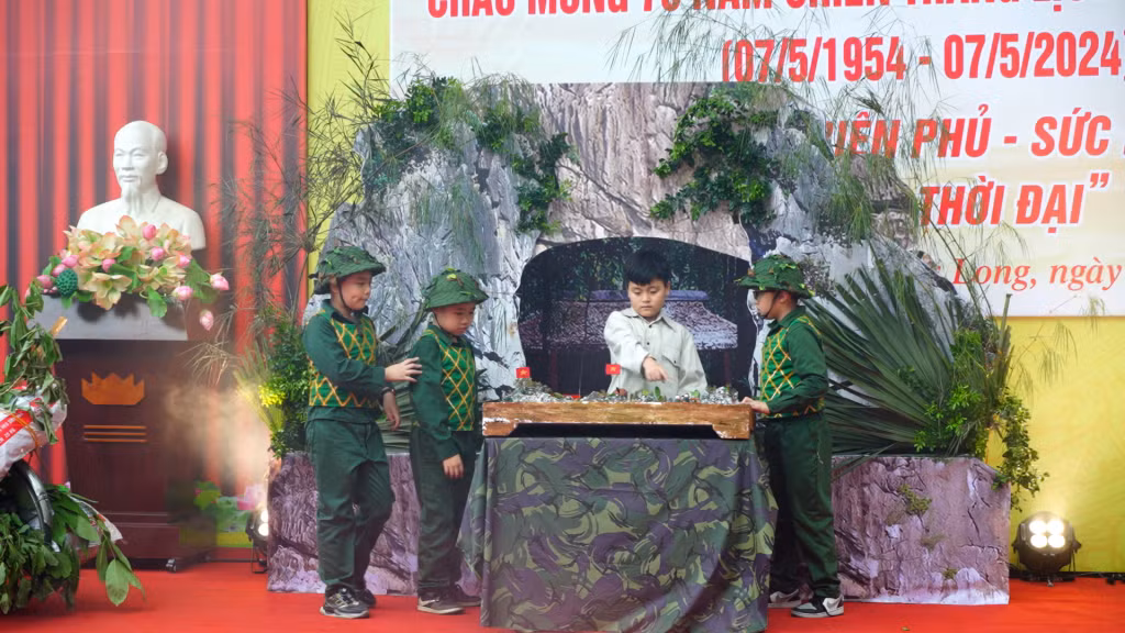 Tái hiện hình ảnh Đại tướng Võ Nguyên Giáp chỉ huy trong chiến dịch Điện Biên Phủ.