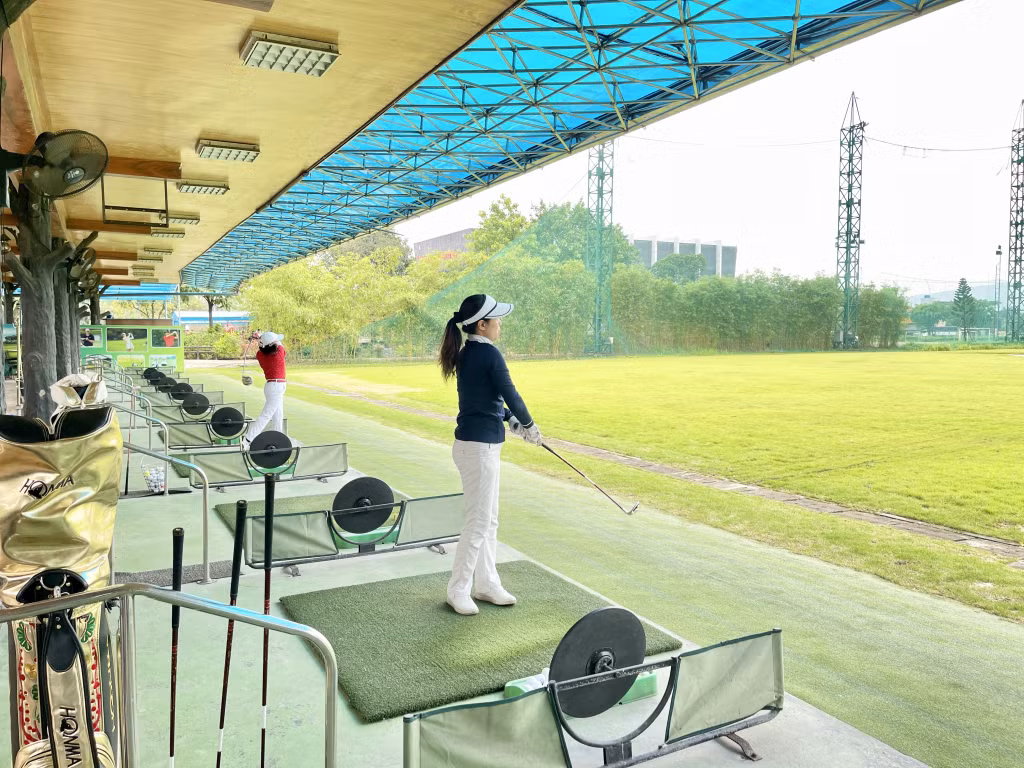 Sân tập Golf là một trong những dịch vụ hút khách vào dịp cuối tuần