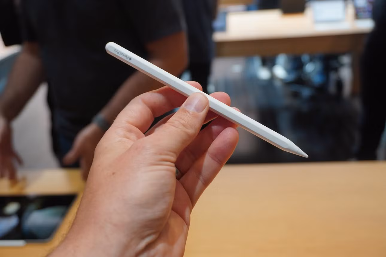 Apple Pencil Pro có thiết kế giống viết Apple Pencil thông thường, nhưng được tích hợp thêm nhiều tính năng mới (Ảnh: The Verge).
