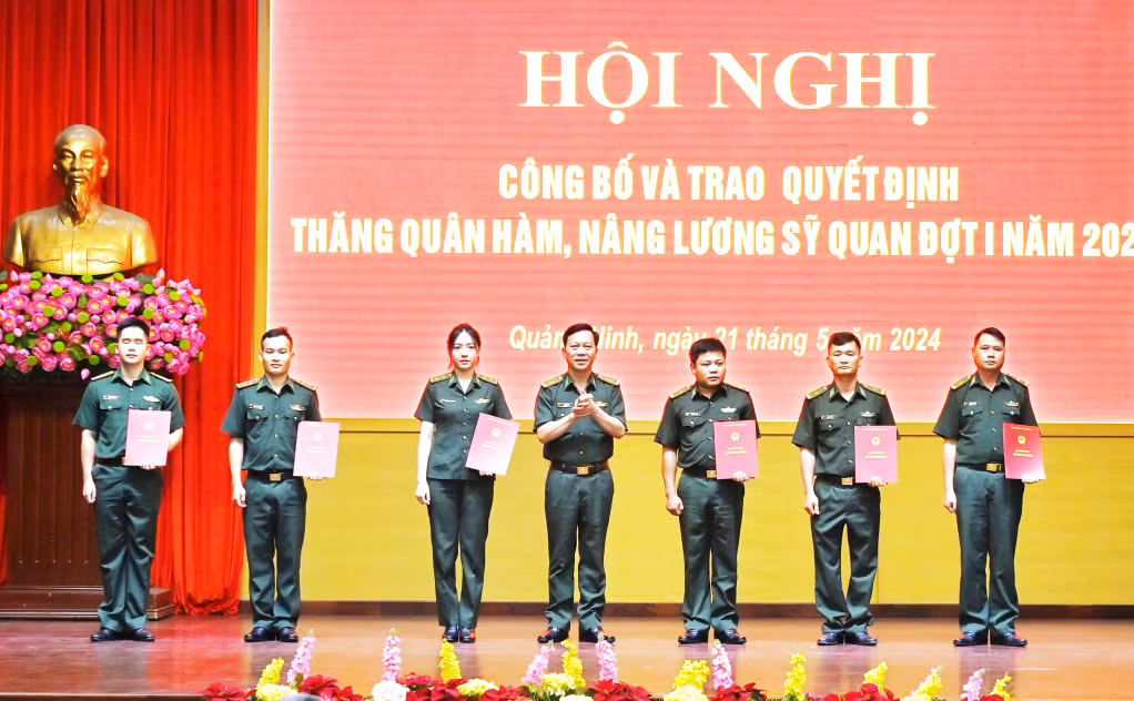 Đại tá Lê Xuân Men, Chính ủy BĐBP tỉnh trao quyết định nâng lương, thăng quân hàm cho các đồng chí sĩ quan.