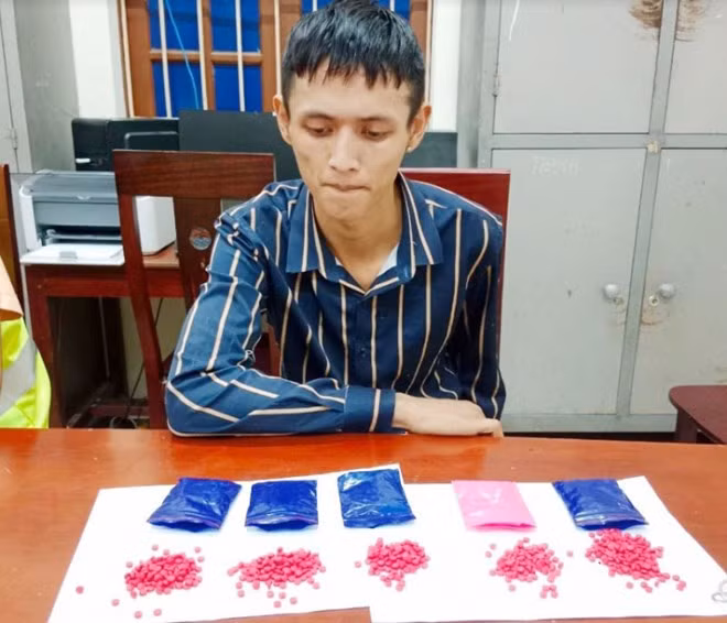 Nguyễn Khắc Toàn và tang vật 1.000 viên hồng phiến. Ảnh: Văn Hậu