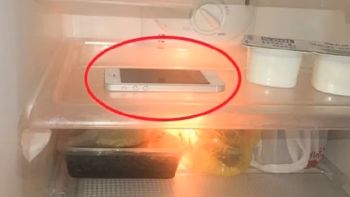 Đặt smartphone vào tủ lạnh để làm mát nhanh có phải là một phương pháp an toàn không? (Ảnh minh họa)