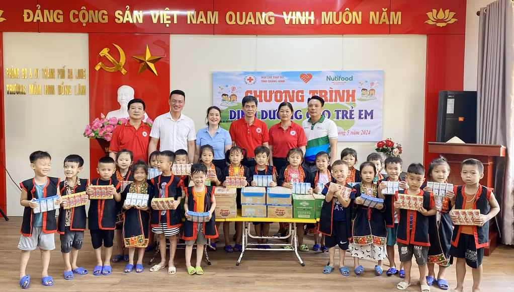 Lãnh đạo Hội CTĐ tỉnh, Hội CTĐ TP Hạ Long và Công ty CP Thực phẩm dinh dưỡng NutiFood trao tặng sữa cho các em học sinh Trường Mầm non xã Đồng Lâm.