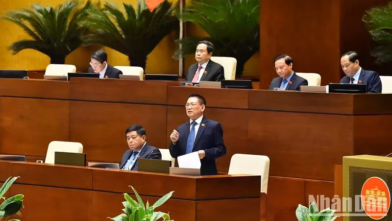 Bộ trưởng Tài chính Hồ Đức Phớc giải trình, làm rõ ý kiến đại biểu Quốc hội nêu tại phiên thảo luận của Quốc hội chiều 29/5. (Ảnh: THỦY NGUYÊN)