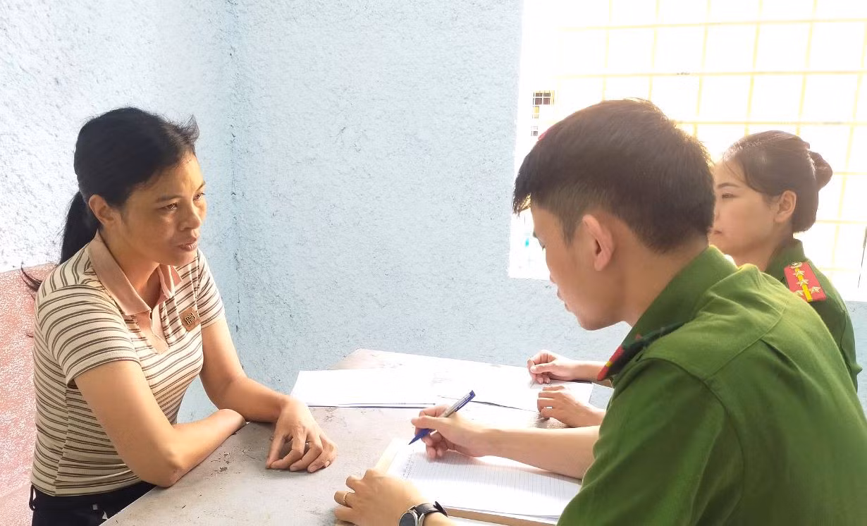 Trần Thị Quý bị bắt giữ tại cơ quan công an về hành vi “Trộm cắp“. Ảnh: Công an Thanh Hóa