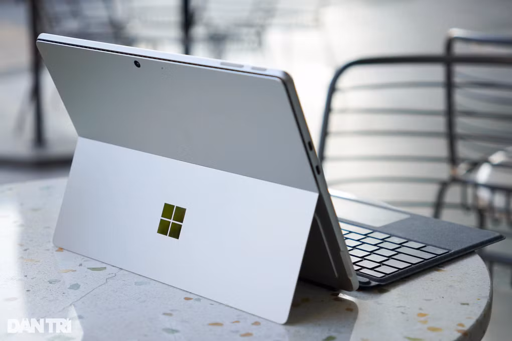 Surface Pro 10 phiên bản tiêu chuẩn (chip Intel Core Ultra 5, 8GB RAM và SSD 256GB) đang được chào bán với mức giá 39,9 triệu đồng. Theo ông Đình Hiển, CEO hệ thống SurfaceCity, lượng hàng Surface Pro 10 được đưa về Việt Nam trong thời gian đầu còn khá ít nên giá bán tương đối cao. Tùy theo nguồn cung và nhu cầu của người dùng, giá bán sản phẩm sẽ có thể biến động trong thời gian tới.