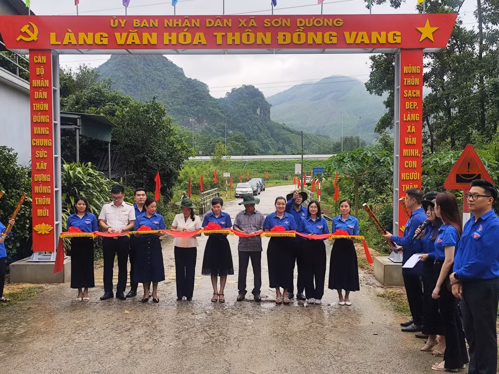 Các đại biểu cắt băng khánh thành công trình cổng chào thôn Đồng Vang, xã Sơn Dương.