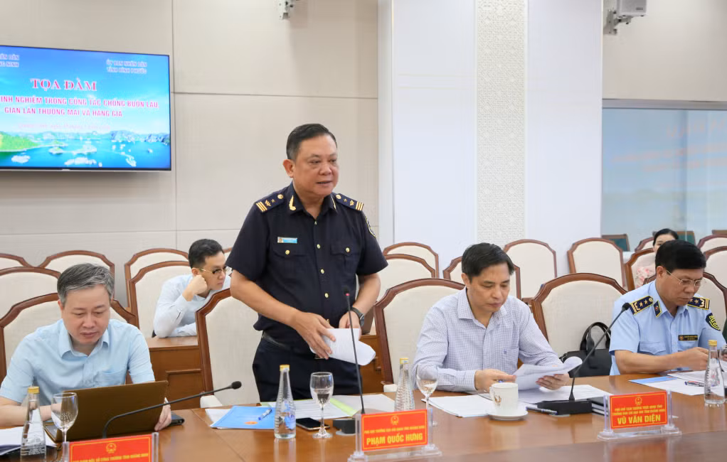Đại diện lãnh đạo các sở, ngành thành viên BCĐ 389 Quảng Ninh chia sẻ, trao đổi kinh nghiệm tại buổi tọa đàm.
