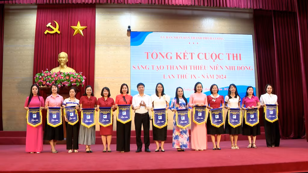 Ban Tổ chức tặng cờ Nhất, Nhì, Ba toàn đoàn cho các nhà Trường có thành tích tốt trong Cuộc thi.