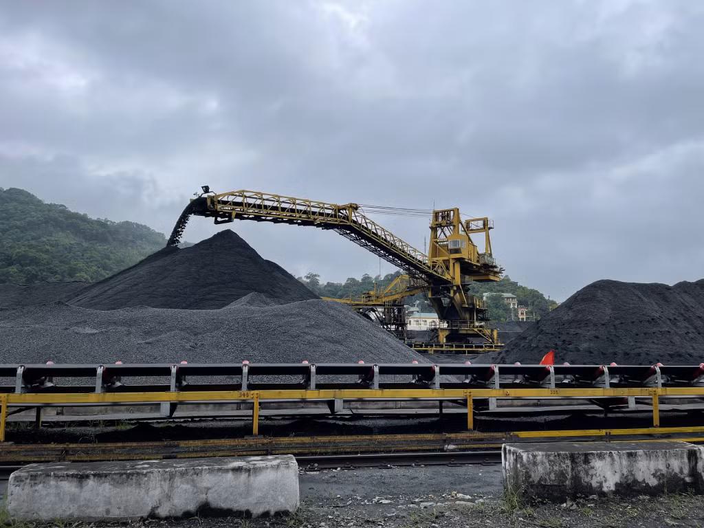 Công tác pha trộn, chế biến than tại Công ty Tuyển than Cửa Ông.