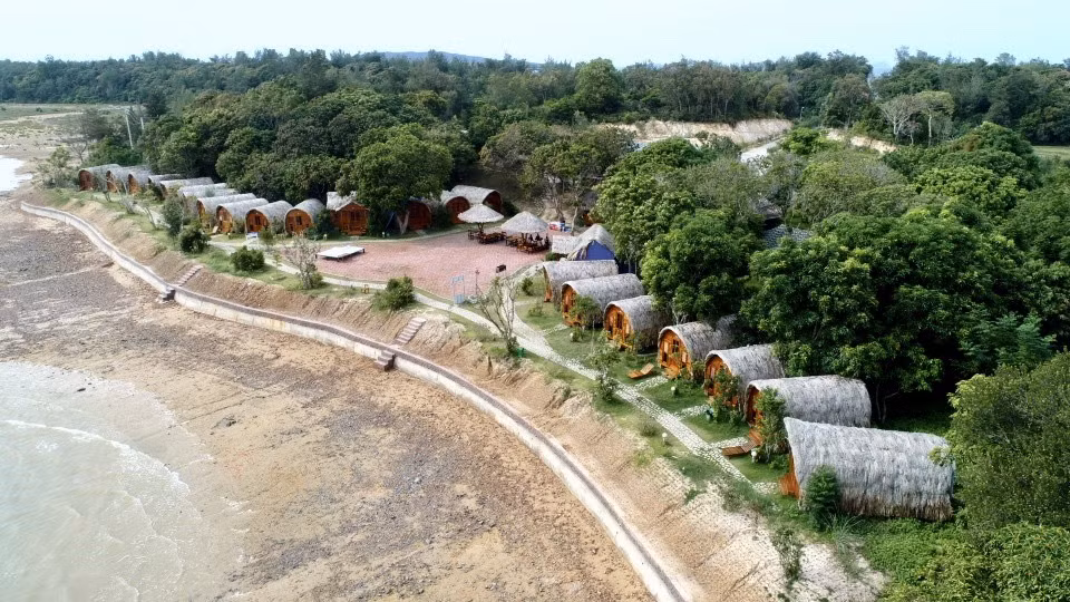 Khu du lịch Cô Tô Village được xây dựng ven biển, đan xen trong không gian xanh tươi của hệ thống cây lâu năm trên đảo.