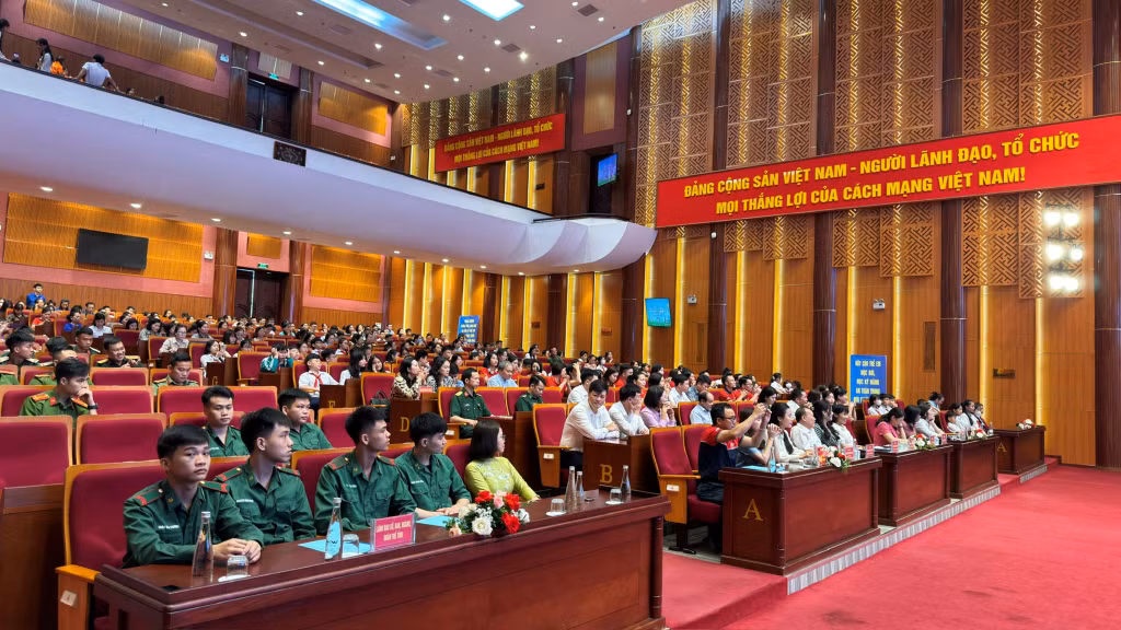 Các vị đại biểu và đại diện nhiều cơ quan, đơn vị, tổ chức, doanh nghiệp, các cá nhân hảo tâm dự lễ phát động.