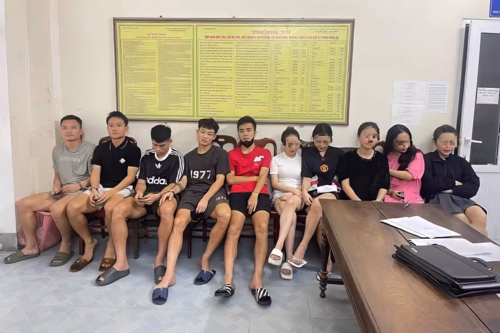 Nhóm 5 cầu thủ Hà Tĩnh bị bắt giữ cùng 5 cô gái do tổ chức sử dụng ma túy trái phép (Ảnh: Chí Tình).