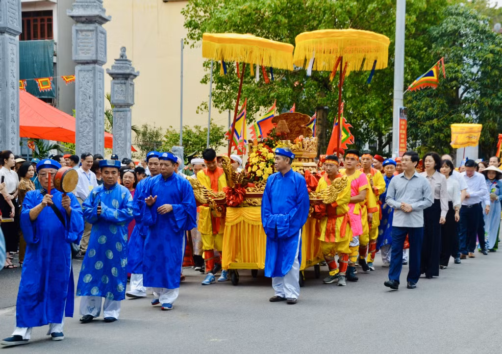 Đoàn rước Đức Ông vi hành bắt đầu khởi hành từ đền Đức Ông Trần Quốc Nghiễn...