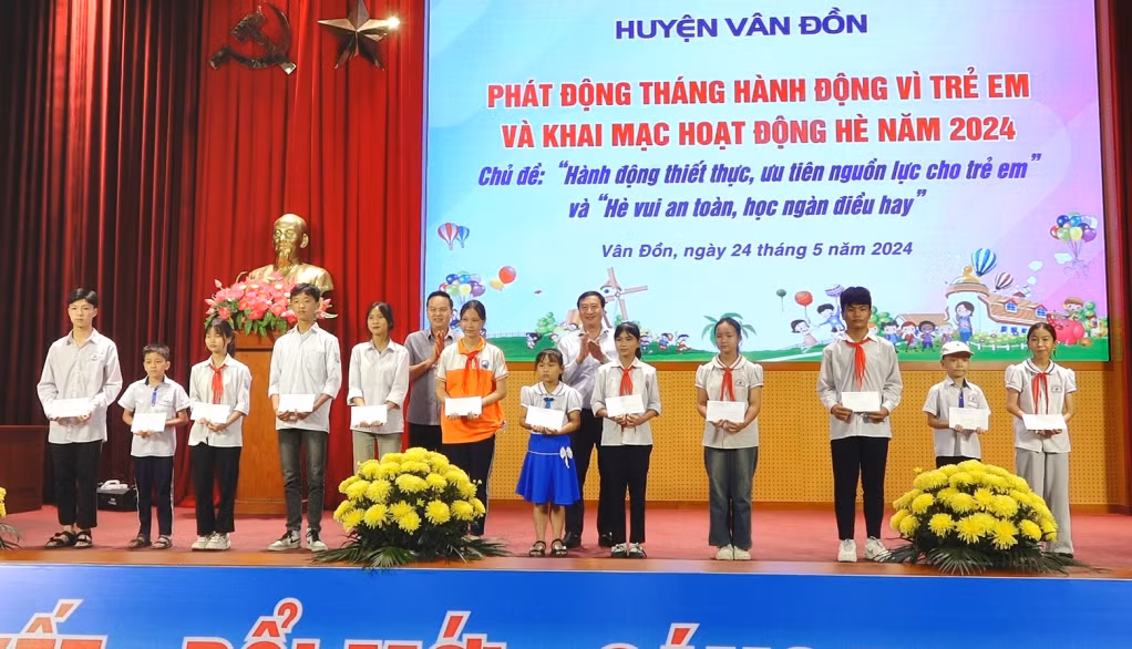 Huyện Vân Đồn trao tặng 30 suất học bổng cho học sinh mồ côi, học sinh khuyết tật, học sinh có hoàn cảnh khó khăn vượt khó vươn lên trong học tập.