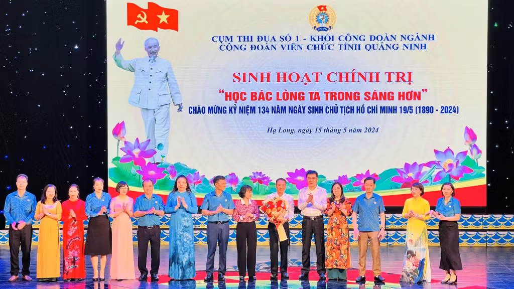 Lãnh đạo LĐLĐ tỉnh và Cụm thi đua số 1 tặng hoa cho giảng viên Phạm Anh.
