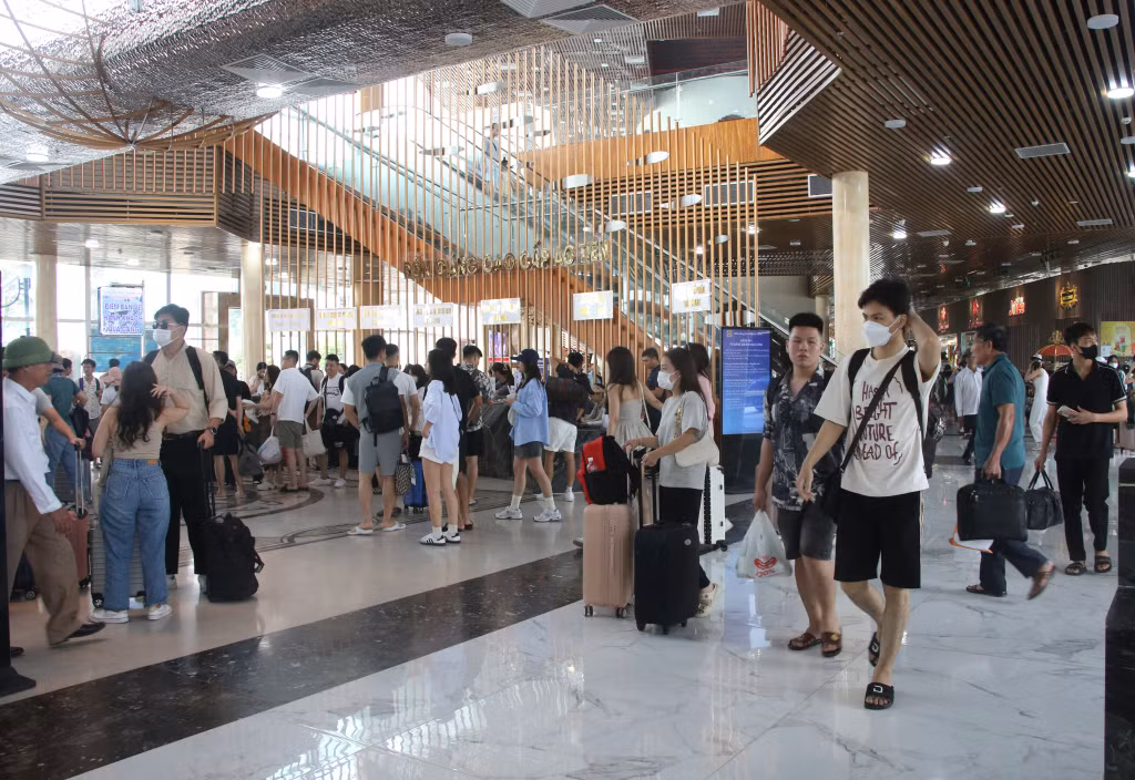 Cảng tàu khách cao cấp Ao Tiên (Vân Đồn) nhộn nhịp khách trong ngày đầu kỳ nghỉ lễ 30/4 vừa qua.