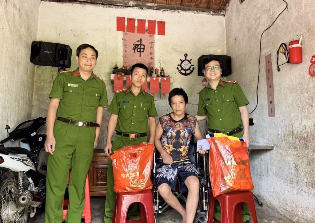Công an huyện Hải Hà trao tặng số tiền 2 triệu đồng cho gia đình anh Tằng A Tài, bản Cấu Phùng, xã Quảng Sơn, huyện Hải Hà.