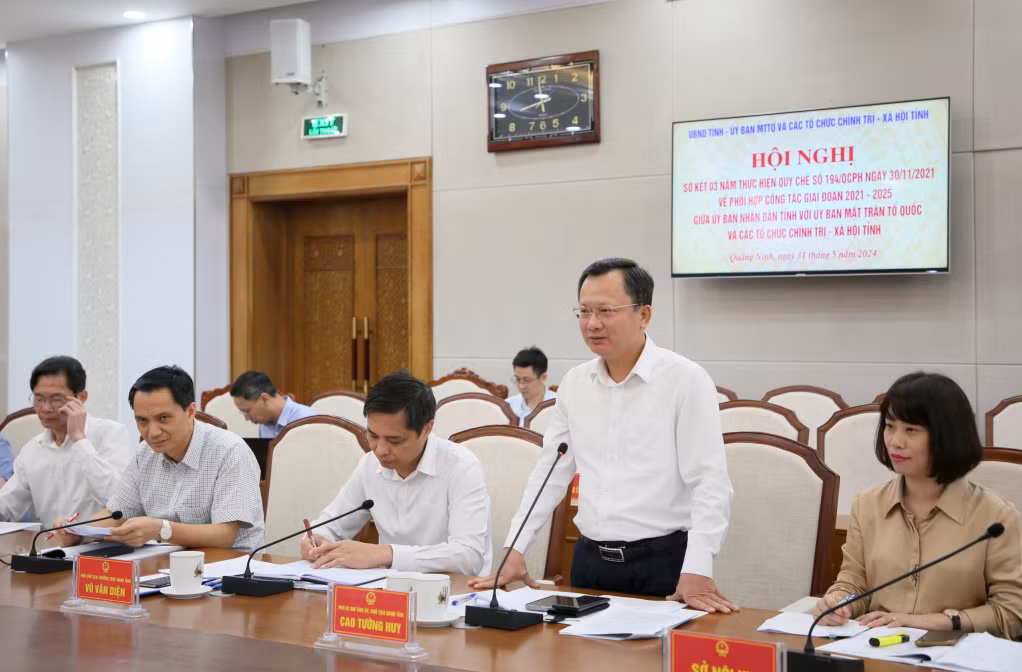 Đồng chí Cao Tường Huy, Phó Bí thư Tỉnh ủy, Chủ tịch UBND tỉnh phát biểu tại hội nghị.