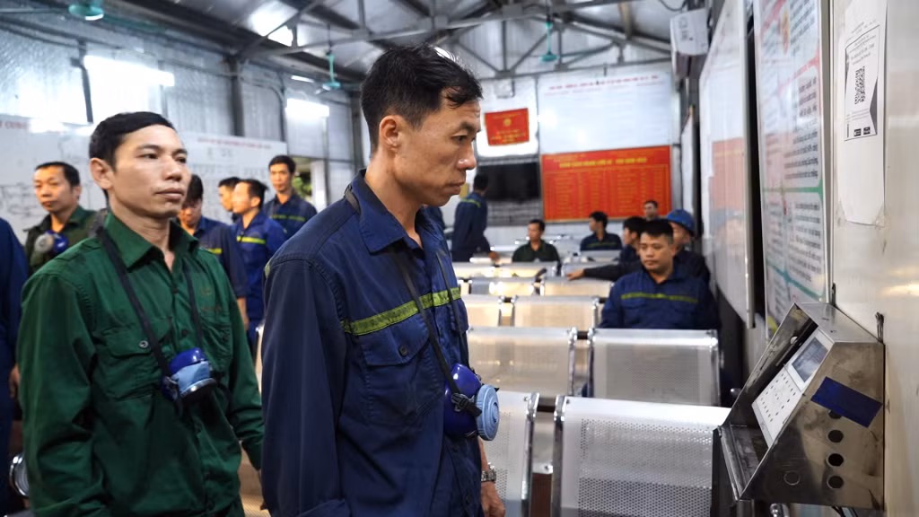 Công nhân Công ty Than Uông Bí ứng dụng nhận diện khuôn mặt trên phần mềm chỉ huy sản xuất do Đoàn Thanh niên Công ty Than Uông Bí xây dựng ý tưởng, ứng dụng.