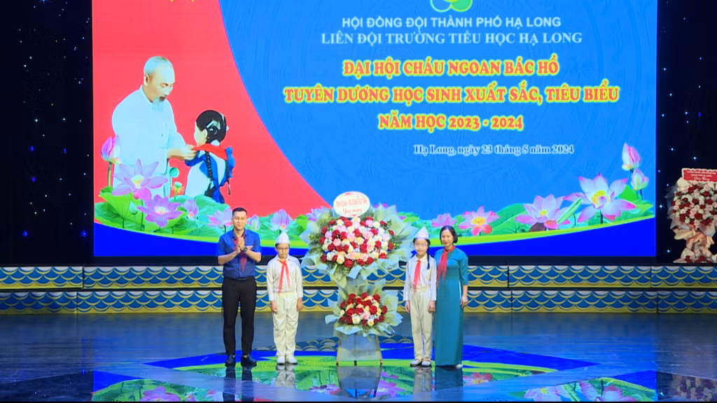 Đồng chí Nguyễn Thế Minh, Phó Bí thư Phụ trách Tỉnh Đoàn Quảng Ninh, tặng hoa chúc mừng Đại hội.