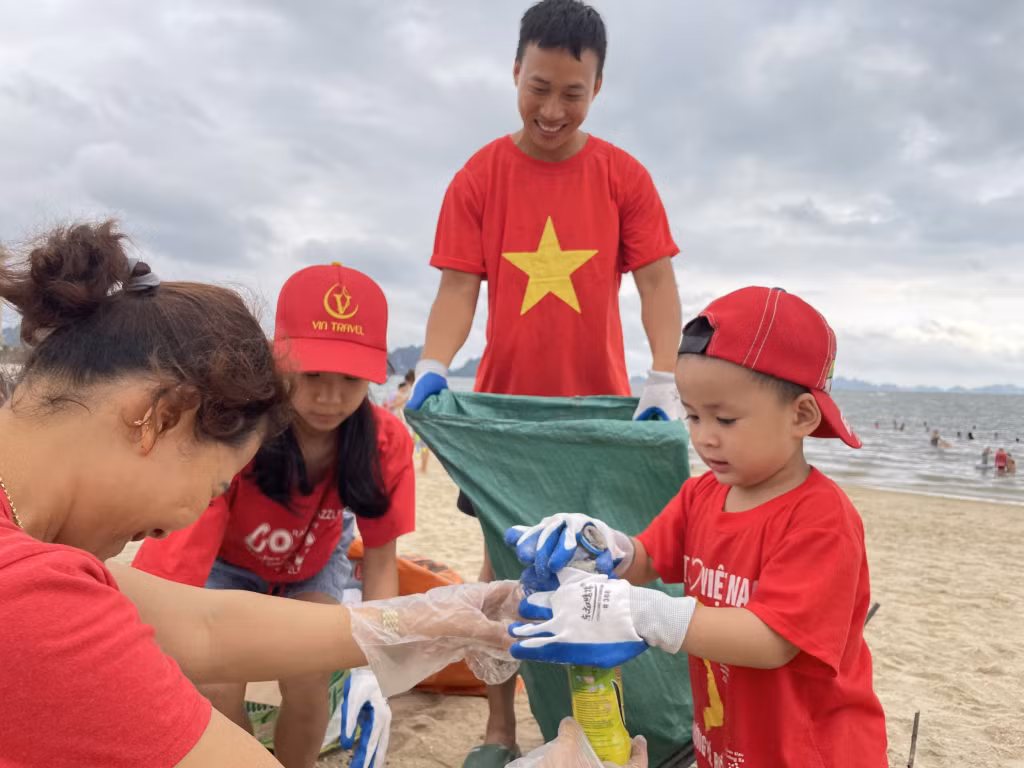 Các thành viên trong nhóm "Vì một Hạ Long xanh" thu gom rác trên bãi biển Bãi Cháy (TP Hạ Long).