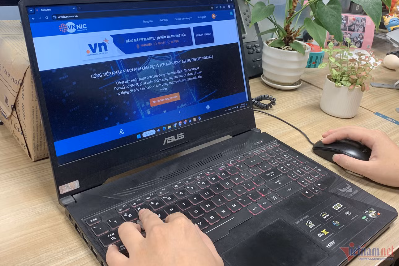 Cổng tiếp nhận phản ánh lạm dụng tên miền được đưa vào hoạt động chính thức từ ngày 14/5. Ảnh: Tuệ Minh