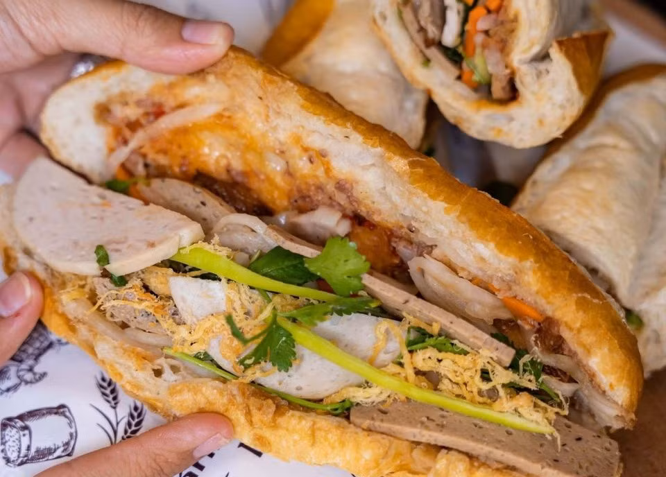 Bánh mì không phải nguyên nhân chính gây ngộ độc thực phẩm, các thức ăn đi kèm không đảm bảo vệ sinh mới là tác nhân chính. Ảnh minh họa: Unsplash.