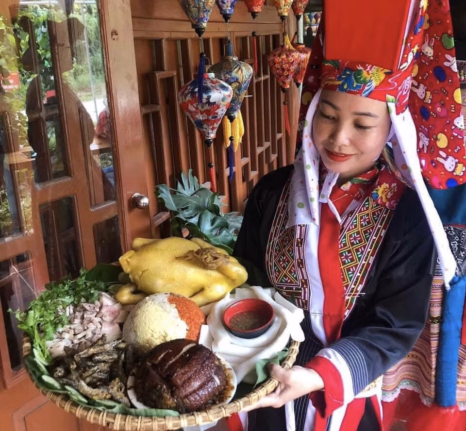 Khu du lịch sinh thái thác Pạc Sủi (huyện Tiên Yên) giới thiệu và phục vụ du khách bằng các món ăn của địa phương.