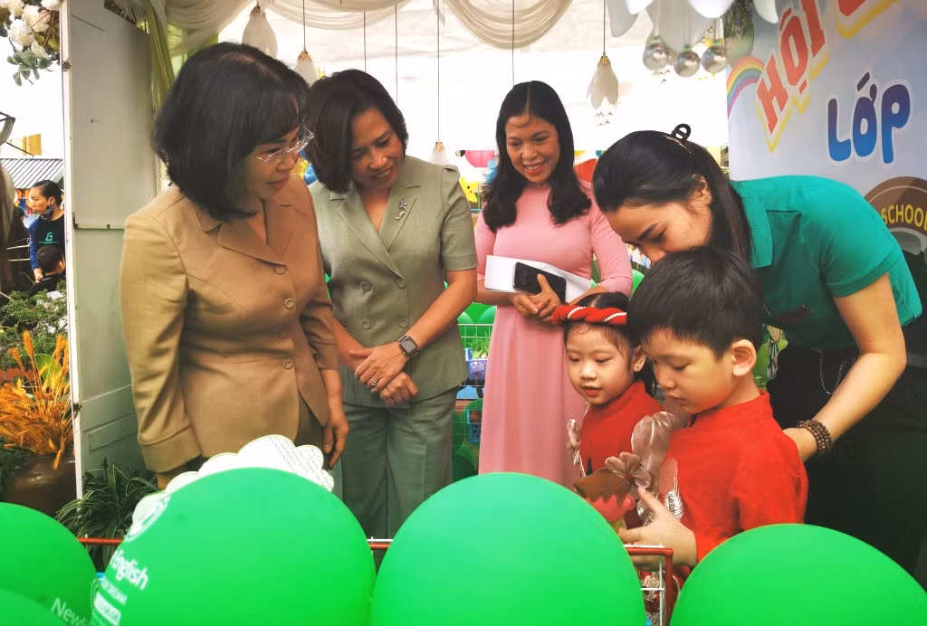 Đồng chí Trịnh Thị Minh Thanh, Phó Bí thư Thường trực Tỉnh ủy, tham quan các gian hàng Hội chợ OCOP Mầm non do nhà trường tổ chức.