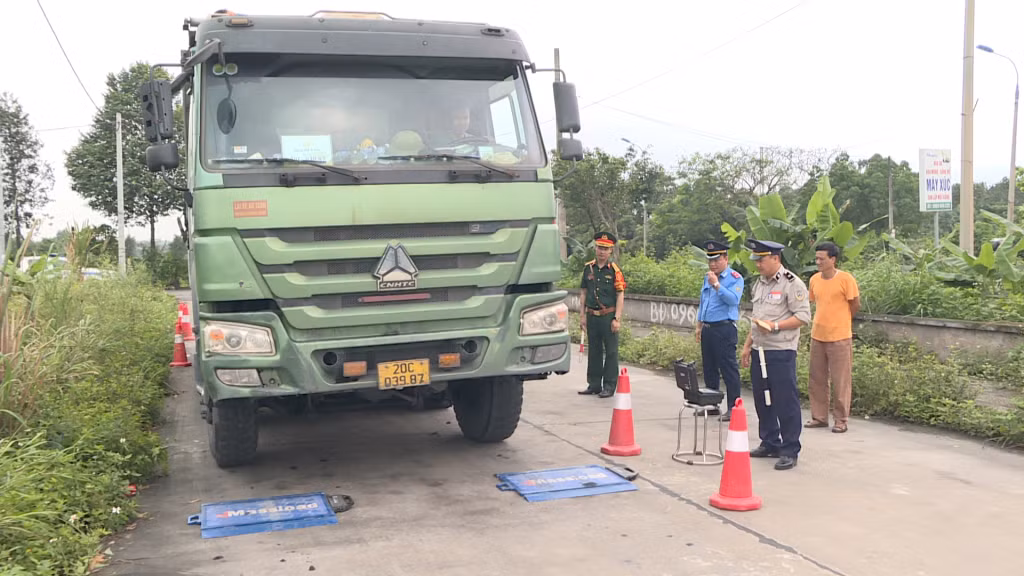 Lực lượng chức năng cân kiểm tra tải trọng phương tiện vận chuyển vật liệu xây dựng trên đoạn QL18A qua địa bàn TP Uông Bí.
