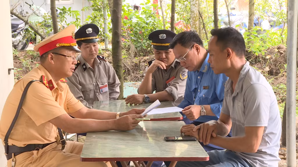 Cán bộ Đội CSGT đường bộ số 1 (Phòng CSGT Công an tỉnh) tuyên truyền luật giao thông và yêu cầu lái xe ký cam kết không chở hàng hoá quá tải trọng ngay từ điểm bốc xếp hàng hoá.