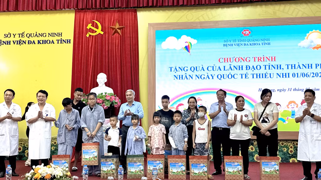 Các đồng chí lãnh đạo trong đoàn công tác tặng quà cho các bệnh nhi tại Bệnh viện Đa khoa tỉnh Quảng Ninh.