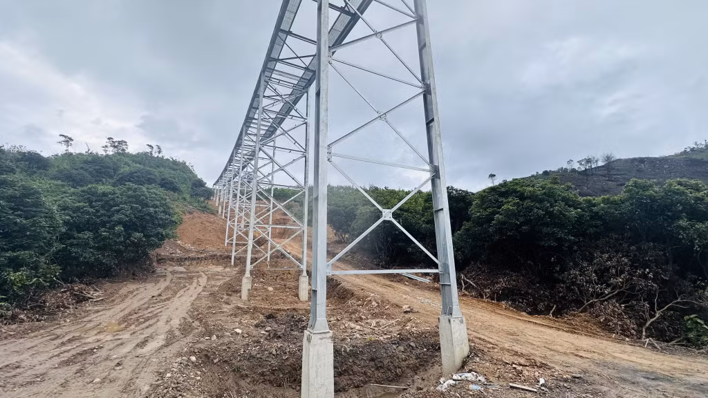 Công trường thi công Dự án đầu tư hệ thống băng tải than từ Kho G9 đi cảng Hóa chất Mông Dương của Công ty Kho vận và Cảng Cẩm Phả - TKV.